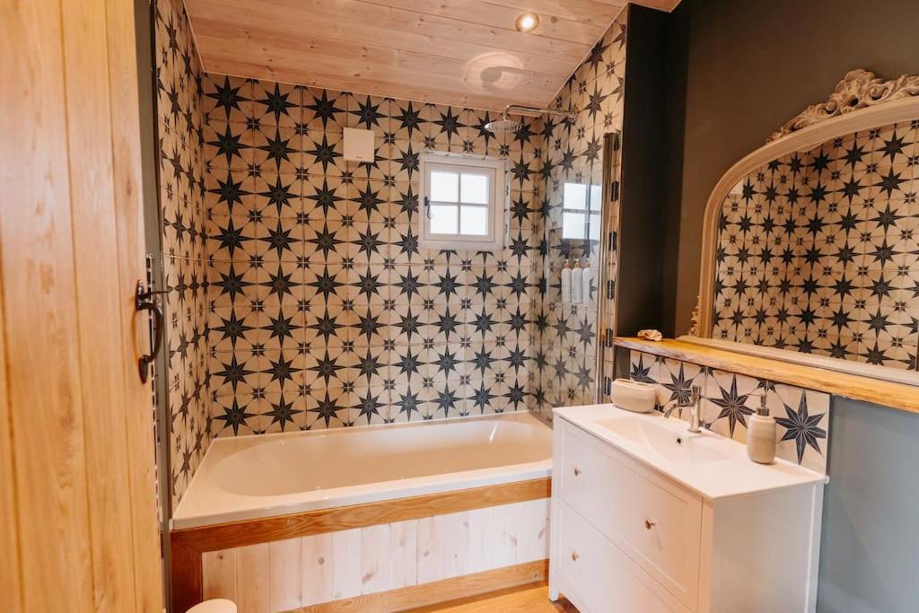 Beautiful Cottage In Bredfield Near To Woodbridge On The Suffolk Coast エクステリア 写真